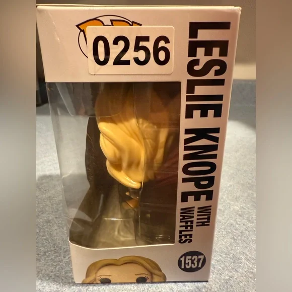 Funko Pop! Television Parks and Recreation Figure Leslie Knope With Waffles - Picture 4 of 4